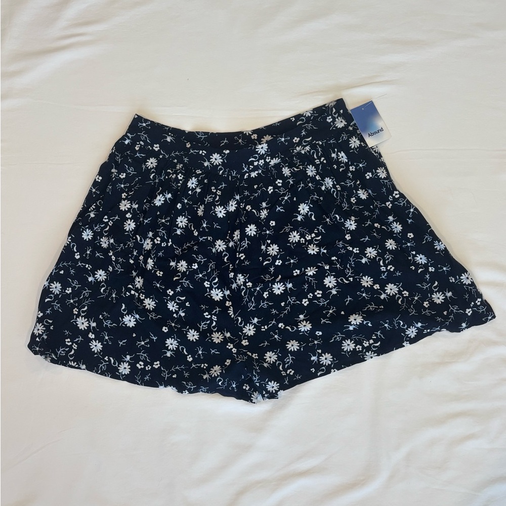 NWOT Abound Navy and White Floral Women's Shorts